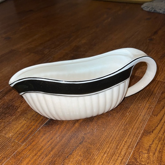 The Main Ingredients 10" Ribbed White with Black Trim Stoneware Gravy Boat - Picture 2 of 11